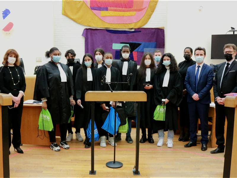 Les 8 candidats avec les membres du jury